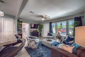 ein Wohnzimmer mit einer Couch und Stühlen und einem Tisch in der Unterkunft DT 534 Castle Shadow Cottage in New Braunfels