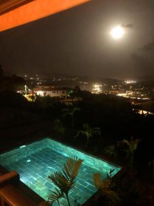 F3 Hibiscus - piscine chauffée - vue mer - 9 min de la plage - Ti Zwézo Paradi内部或周边的泳池
