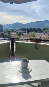 un cuenco en una mesa en un balcón con vistas en Aurora appartamento, intero appartamento di 105 mq, en Terni