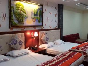 ハザンにあるNhớ Hotel HG - by BAY LUXURYの壁に絵が描かれた部屋のベッド2台