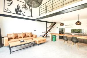 sala de estar con sofá y mesa en Spacious Loft 200m From Canggu Beach, en Canggu
