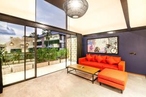 Posezení v ubytování Contemporary Loft 200m From Canggu Shoreline