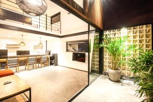 an open living room with a dining room and kitchen at Modern Spacious Loft 200m From The Beach Canggu in Canggu