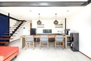 Kuchyň nebo kuchyňský kout v ubytování Contemporary Loft 200m From Canggu Shoreline + 16 fotografií