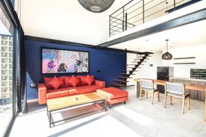 TV a/nebo společenská místnost v ubytování Contemporary Loft 200m From Canggu Shoreline