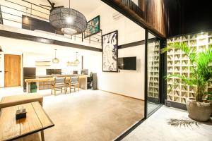 Η κουζίνα ή μικρή κουζίνα στο New Duplex Apartment 200m To Beach Canggu +15 φωτογραφίες