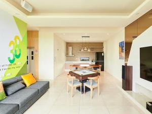 a living room with a couch and a table at Xiangyue 38 Homestay in Dongshan