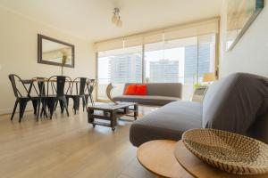 sala de estar con sofá y mesa en Kennedy Premium Apartments, en Santiago