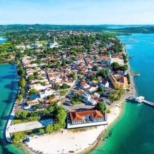 una vista aérea de una isla en el agua en Pousada Villa do Mar en Itaparica Town