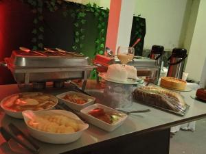 um buffet com muitos tipos diferentes de comida em um balcão em Pousada Villa do Mar em Itaparica Town