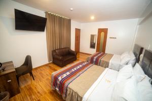 豪哈的住宿－Zavala Hotels & Resorts，酒店客房配有两张床、一把椅子和一张书桌