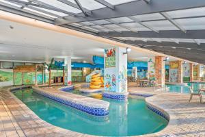 una piscina en un hotel con un parque acuático en Oceanfront Oasis en Myrtle Beach