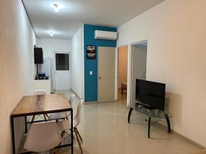 comedor con mesa y TV en una habitación en Depa en Vallarta Fracc. Maralta, en Puerto Vallarta