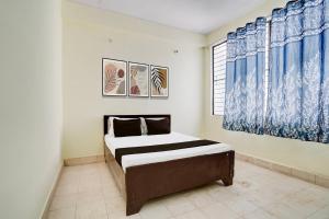 PrayagrajにあるOYO Flagship Hotel Suryaのベッドルーム1室(ベッド2台、窓付)