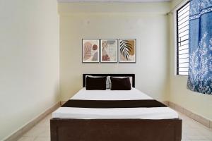 PrayagrajにあるOYO Flagship Hotel Suryaのベッドルーム1室(大型ベッド1台付)