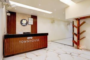 a lobby of a town house with a reception desk at Super Townhouse 1363 Hotel Lindo Lugar in Alwar