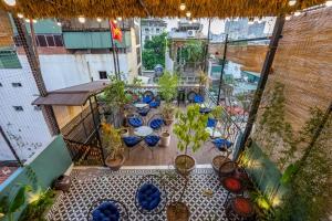 Hanoi Ben's Apartment and Hotel في هانوي: شرفة مع طاولة ونصبات الفخار عليها