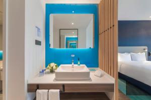سرير أو أسرّة في غرفة في Holiday Inn Express Qingdao Chengyang Central by IHG