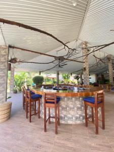 una mesa y sillas bajo una sombrilla en un patio en Buona Vita resort en Panglao