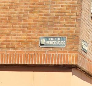 a sign on the side of a brick building at Habitación privada in Castro-Urdiales