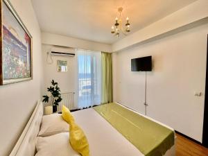 1 dormitorio con cama y ventana en Nico Summer Apartment en Mamaia
