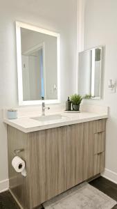 bagno con lavandino e specchio di Cozy Glendale Apartment a Los Angeles