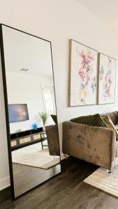 ロサンゼルスにあるCozy Glendale Apartmentのベッドとテレビ付きの部屋の鏡