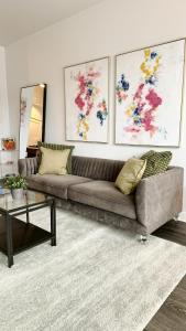 un soggiorno con divano e tavolo di Cozy Glendale Apartment a Los Angeles