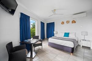 Postel nebo postele na pokoji v ubytování Colonial Palms Motor Inn
