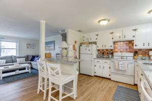 eine Küche mit weißen Geräten und ein Wohnzimmer in der Unterkunft Pet-Friendly Long Beach Island Home Walk to Beach in Long Beach