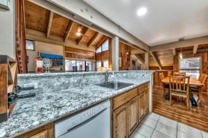 eine Küche mit Arbeitsplatte und ein Esszimmer in der Unterkunft Lakeland Village 506 in South Lake Tahoe