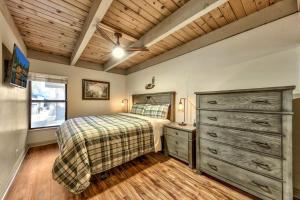 ein Schlafzimmer mit einem Bett und einer Kommode in der Unterkunft Lakeland Village 506 in South Lake Tahoe + 26 Fotos