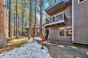 ein Haus mit Balkon im Wald in der Unterkunft Lakeland Village 506 in South Lake Tahoe