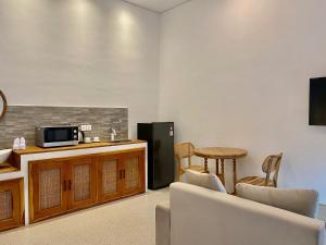 Kuchyň nebo kuchyňský kout v ubytování Lala Panzi Villa Managed by Manara