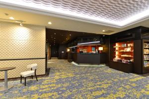 Ginza Capital Hotel Akane في طوكيو: لوبي فندق بطاوله ومكتب
