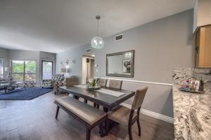 Posezení v ubytování IC 316 Riverfront Bliss