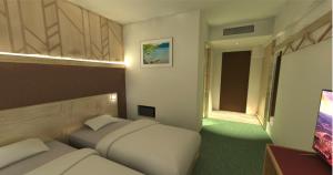 een kleine slaapkamer met 2 bedden en een flatscreen-tv bij adex Inn in Noboribetsu