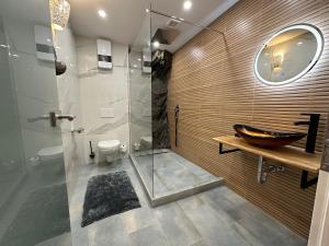ein Bad mit einem Waschbecken und einer Glasdusche in der Unterkunft Relaxen im Weindorf Mayschoß Fewo 2 in Mayschoß