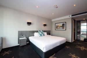 Posteľ alebo postele v izbe v ubytovaní SkyCity Hotel Auckland