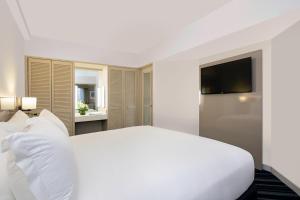 Llit o llits en una habitació de DoubleTree by Hilton Esplanade Darwin