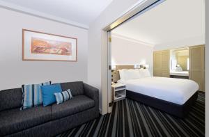 Llit o llits en una habitació de DoubleTree by Hilton Esplanade Darwin