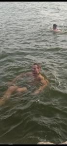 Un uomo che nuota nell'acqua dell'oceano di Amon guest house ad Abu Simbel