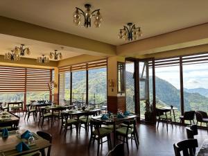 Nespecifikovaný výhled na hory nebo výhled na hory při pohledu z hotelu