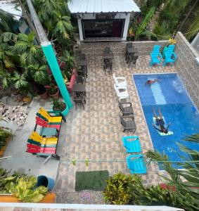 an overhead view of a pool with chairs and a person swimming at Posada Ashanty in Providencia