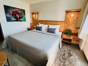 una camera con un grande letto di Hotel Sonnenhof - Superior a Zwiesel