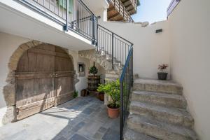 eine Treppe mit einer hölzernen Garagentür und einem Tor in der Unterkunft Casa Del Sole Apartments - Happy Rentals in Arco