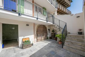 ein Gebäude mit einer Treppe, einer großen Tür und einer Treppe in der Unterkunft Casa Del Sole Apartments - Happy Rentals in Arco