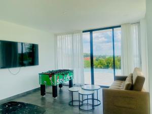 TV a/nebo společenská místnost v ubytování Du Lịch Lâm Hà - Hồ Gia Trang Villas