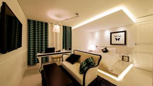 1 dormitorio con cama, escritorio y silla en Hotel Cullinan Wangsimni, en Seúl