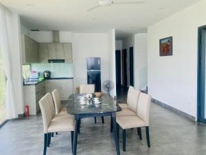 Kuchyň nebo kuchyňský kout v ubytování Du Lịch Lâm Hà - Hồ Gia Trang Villas